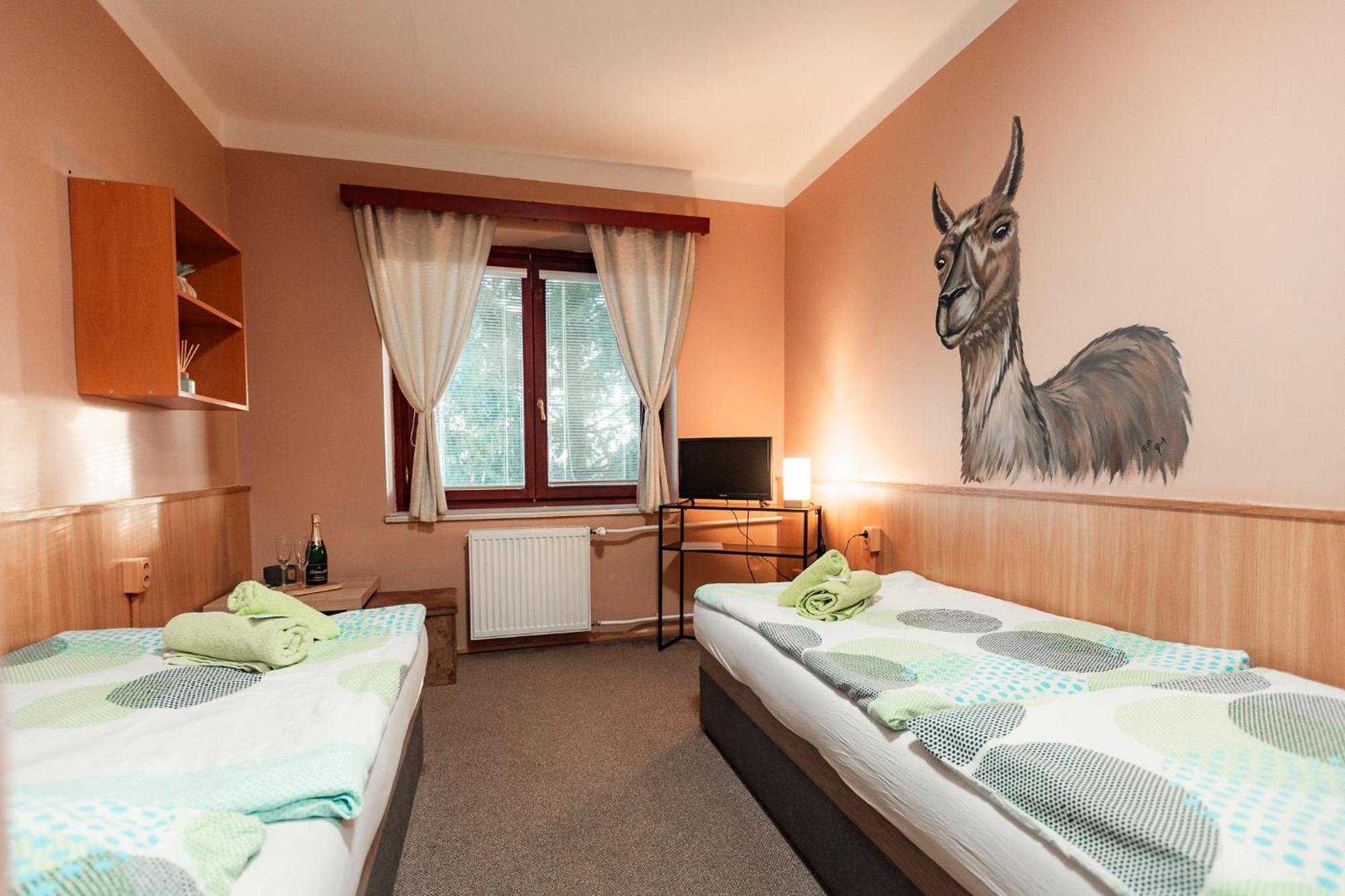 Hotel Rozkos Ческа-Скалице Экстерьер фото